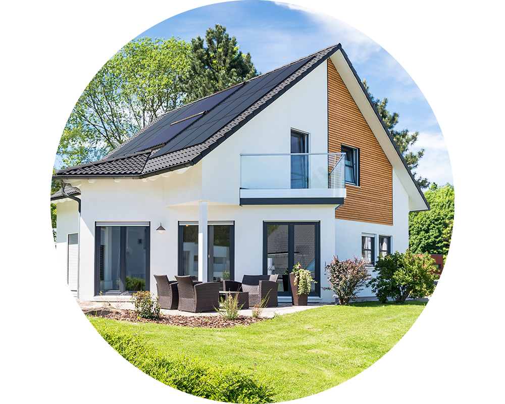 Haus mit Solarthermie- und PV Kollektoren auf dem Dach